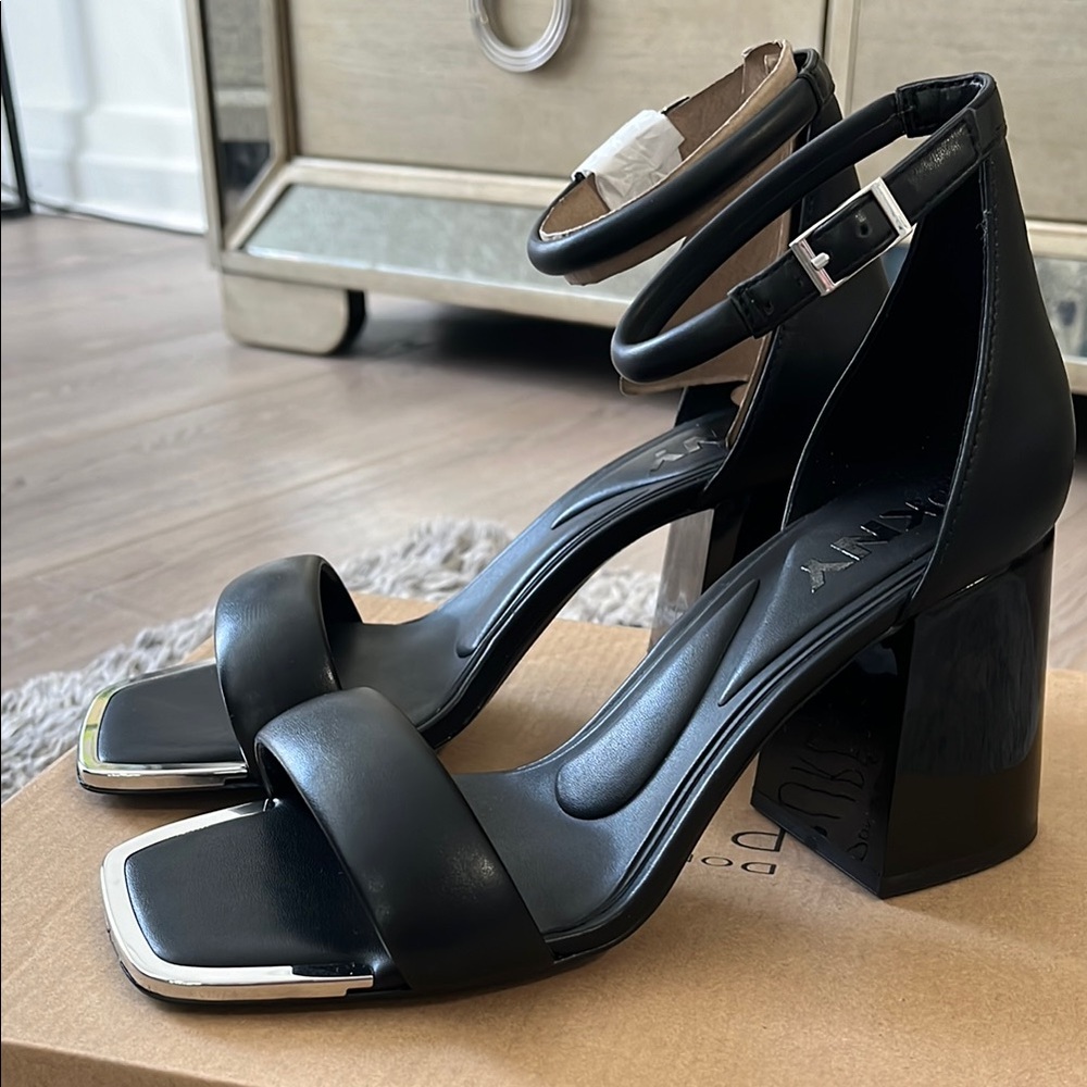 DKNY BLACK BLOCK HEEL SANDALS - LIKE NEW